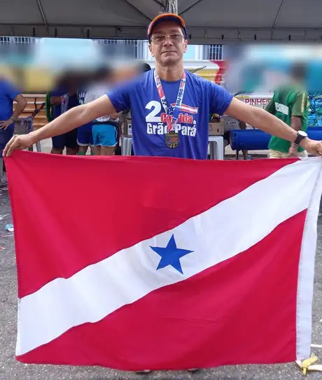 Mauricio Bezerra de Sousa com medalha e a bandeira do Pará na 2ª Corrida do Grão-Pará