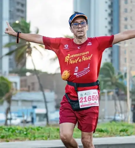 Mauricio Bezerra de Sousa de braços abertos na Meia Maratona Farol a Farol, em Salvador, 21 km