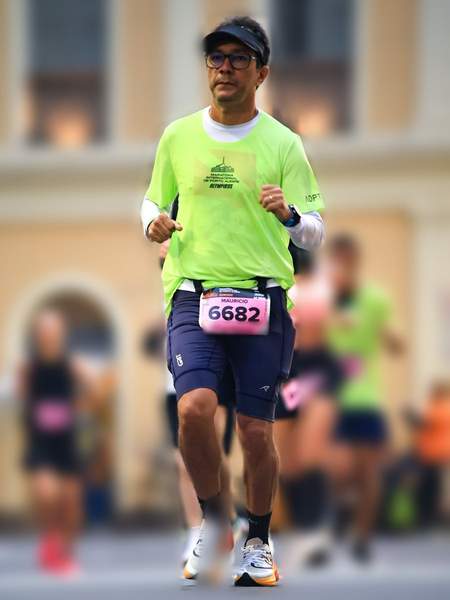 Mauricio Bezerra de Sousa correndo a 41ª Maratona Internacional de Porto Alegre