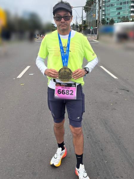 Mauricio Bezerra de Sousa com a medalha da Maratona Internacional de Porto Alegre 2026