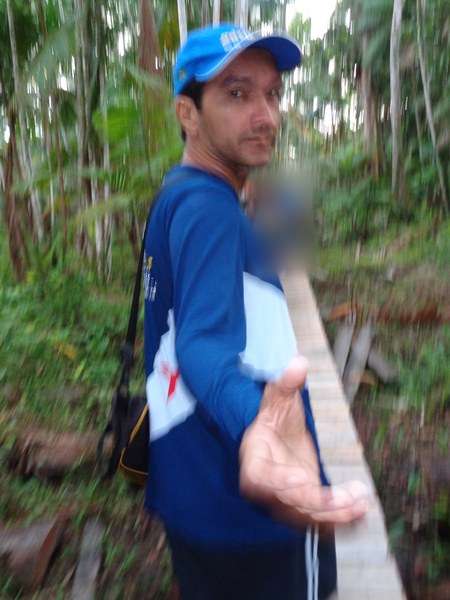 Mauricio Bezerra de Sousa estendendo a mão na passarela de madeira da Trilha Difícil, em Capanema (PA)