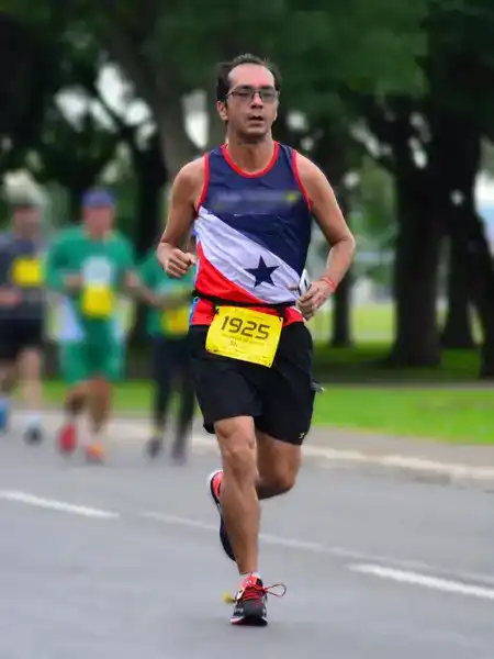 Mauricio Bezerra de Sousa correndo os 5 km do Circuito de Corrida Pague Menos em Brasília, 2019