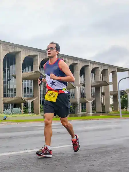 Mauricio Bezerra de Sousa correndo em frente ao Palácio da Justiça, em Brasília, 2019