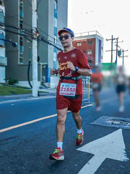 Mauricio Bezerra de Sousa correndo por uma avenida de Salvador na 20ª Meia Maratona Farol a Farol