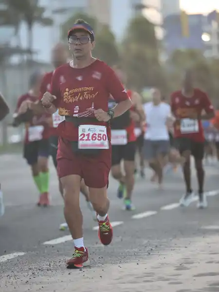 Mauricio Bezerra de Sousa correndo os 21 km da 20ª Meia Maratona Farol a Farol na orla de Salvador