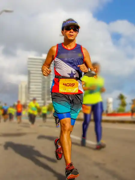 Mauricio Bezerra de Sousa correndo os 10 km do Circuito de Corrida Pague Menos pela orla de Fortaleza, 2019