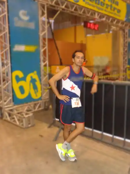 Mauricio Bezerra de Sousa cruzando o pórtico de chegada da 60ª Corrida Pedestre Henrique Archer Pinto, em Manaus