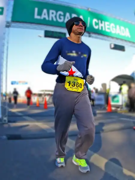 Mauricio Bezerra de Sousa cruzando a chegada da Maratona Internacional de Porto Alegre, em 2016, sua primeira maratona