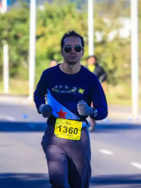 Mauricio Bezerra de Sousa de óculos escuros e luvas no percurso da Maratona de Porto Alegre 2016