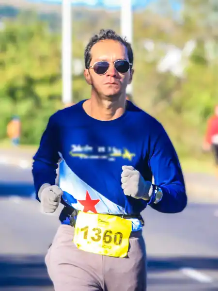Mauricio Bezerra de Sousa correndo agasalhado na Maratona de Porto Alegre 2016