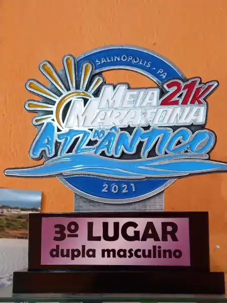 Troféu de 3º lugar na categoria dupla masculino da Meia Maratona do Atlântico, Salinópolis (PA), 2021