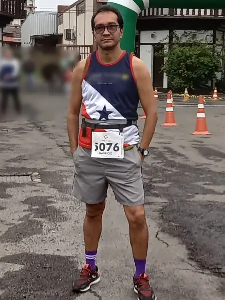 Mauricio Bezerra de Sousa com o número 5076 antes da meia maratona em Igrejinha, Rio Grande do Sul, 2017