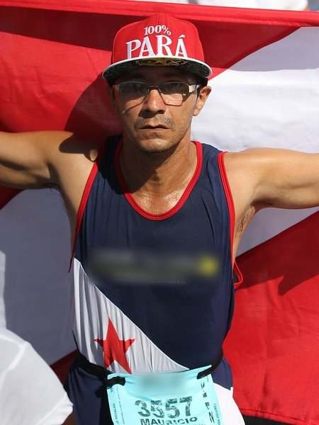 Mauricio Bezerra de Sousa com boné 100% Pará e a bandeira do Pará nas costas, na Meia Maratona do Rio de Janeiro