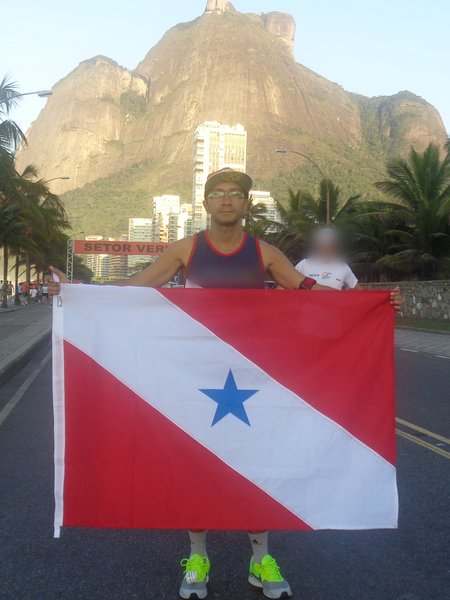 Mauricio Bezerra de Sousa com a bandeira do Pará e a Pedra da Gávea ao fundo, na Meia Maratona do Rio de Janeiro