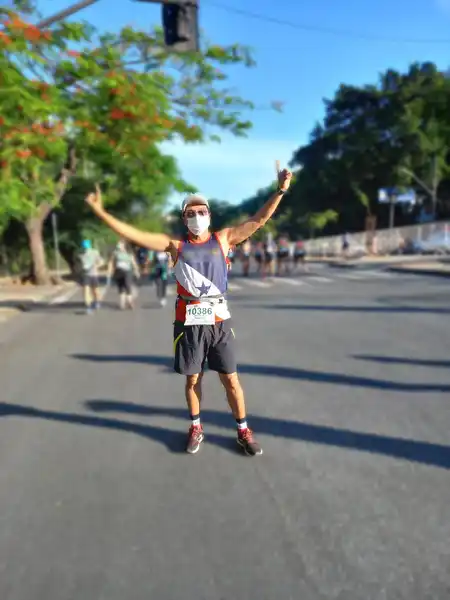 Mauricio Bezerra de Sousa de máscara e braços erguidos na Corrida da Pampulha, Belo Horizonte, 2021