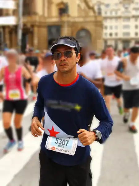 Mauricio Bezerra de Sousa correndo em frente ao Theatro Municipal de São Paulo na São Silvestre 2017