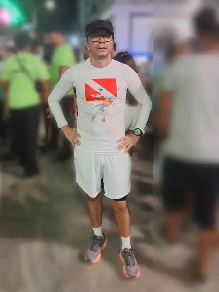 Mauricio Bezerra de Sousa com a camisa do Pará em Belém, na Ultramaratona do Círio de Nazaré 2026