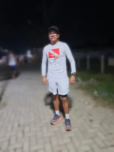 Mauricio Bezerra de Sousa à noite, na estrada, durante o revezamento da Ultramaratona do Círio de Nazaré 2026